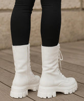 Comprar coturno feminino de couro branco com zíper lateral e solado tratorado para looks urbanos resistentes em promoção VIA MARTE